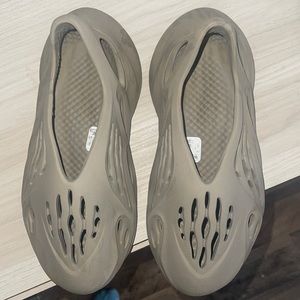 Yeezy slides size 6 worn very few times great condition